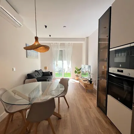 Sunny Terrace 2br2ba Апартаменты *